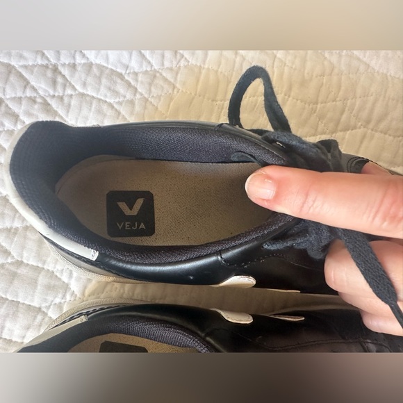 V-10 VEJA Black/White leather sneakers - Picture 9 of 9